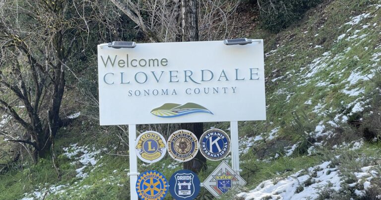 Welcome to Cloverdale sign